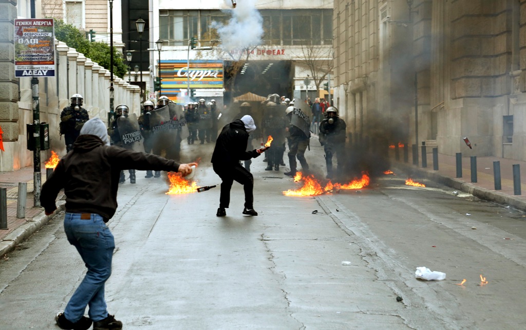 Επεισόδια στο μεγάλο συλλαλητήριο της Αθήνας - Μαζικότατες οι απεργιακές συγκεντρώσεις (Photos+Video) - Media