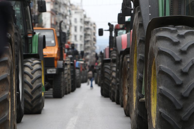 Αμετακίνητοι στις θέσεις τους οι αγρότες- Αποκλείουν εθνικές και τελωνεία - Media