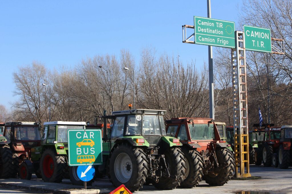 «Ασφυξία» στα ελληνοβουλγαρικά σύνορα από αγρότες και αντι-μπλόκα Βούλγαρων οδηγών - Media