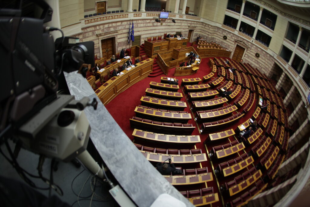 Σήμερα στη Βουλή η «καυτή» συζήτηση της τροπολογίας για τις 4 τηλεοπτικές άδειες - Media