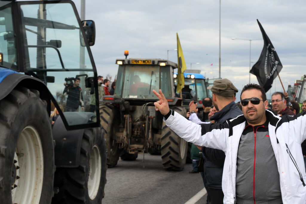 Κομμένη στα δυο η Ελλάδα από τα αγροτικά μπλόκα - Αποκλεισμοί σε Μπράλο, ισθμό, Τέμπη - Media