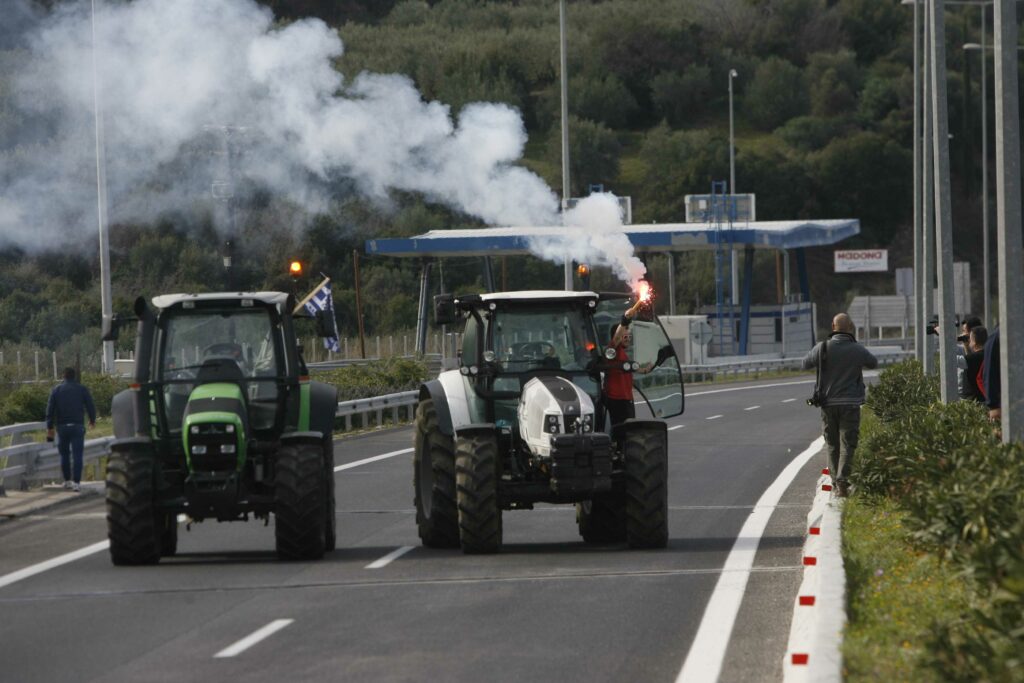 Πολύωροι αποκλεισμοί εθνικών οδών από τους αγρότες - Κλειστή επ’ αόριστον η Αθηνών-Κορίνθου - Media