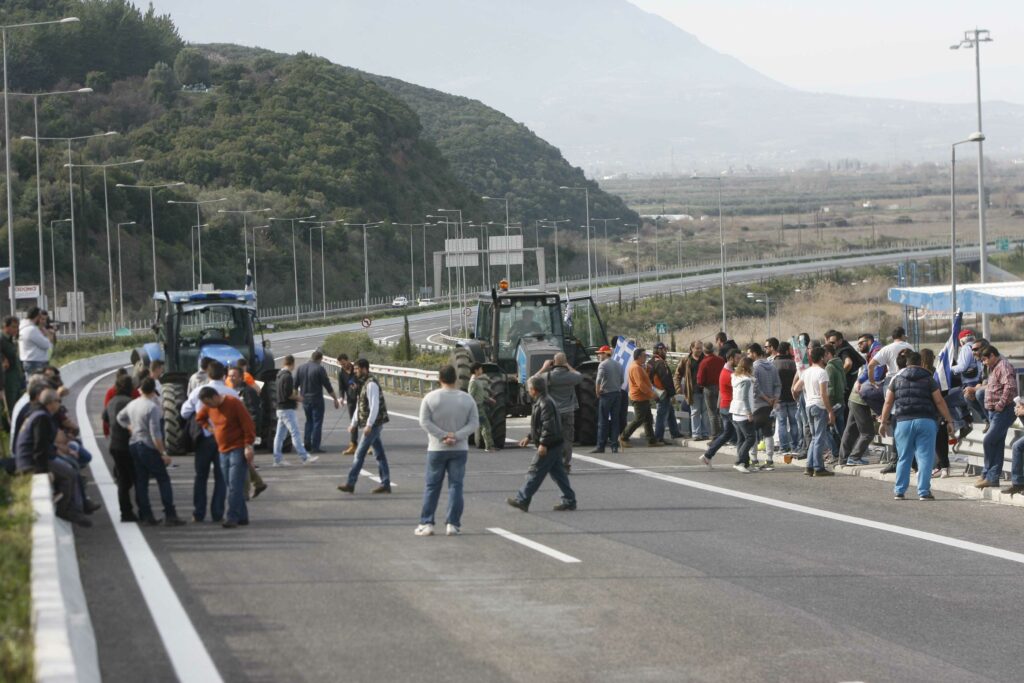 Εξάωρος αποκλεισμός της Αθηνών-Θεσσαλονίκης από αγρότες του μπλόκου των Μικροθηβών - Media