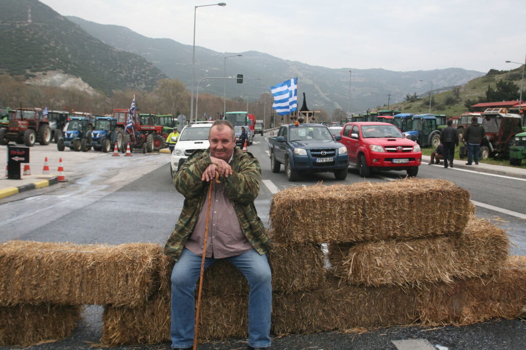 Ουρές χιλιομέτρων στα τελωνεία - Πολύωροι αποκλεισμοί δρόμων από τους αγρότες - Media