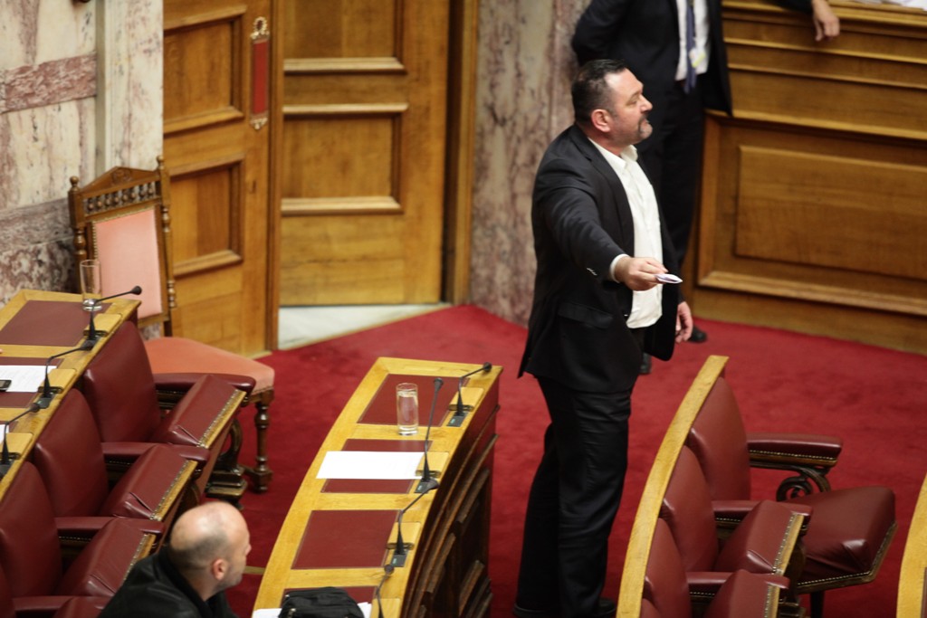 Νέο χρυσαυγίτικο επεισόδιο στη Βουλή – Η σκληρή απάντηση του Βούτση (Video) - Media