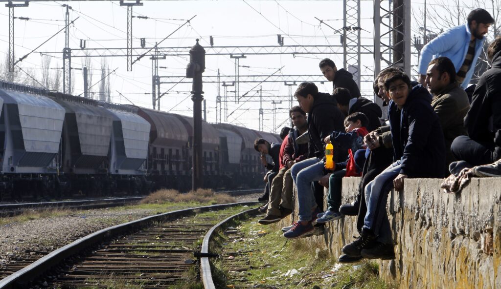 «Βράζει» η Ειδομένη: Ένταση με τους αποκλεισμένους πρόσφυγες - Απέκλεισαν τις σιδηροδρομικές γραμμές - Media