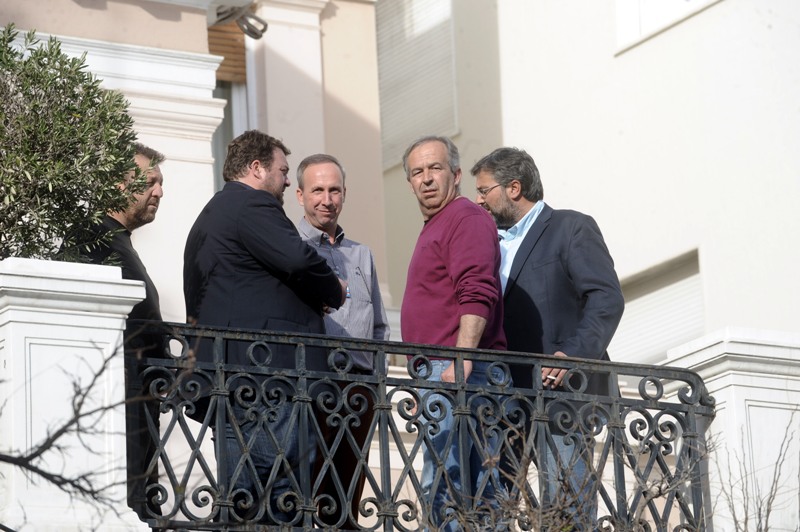 Aγρότες: Στο μπαλκόνι του Μαξίμου για τσιγάρο (Photos) - Media