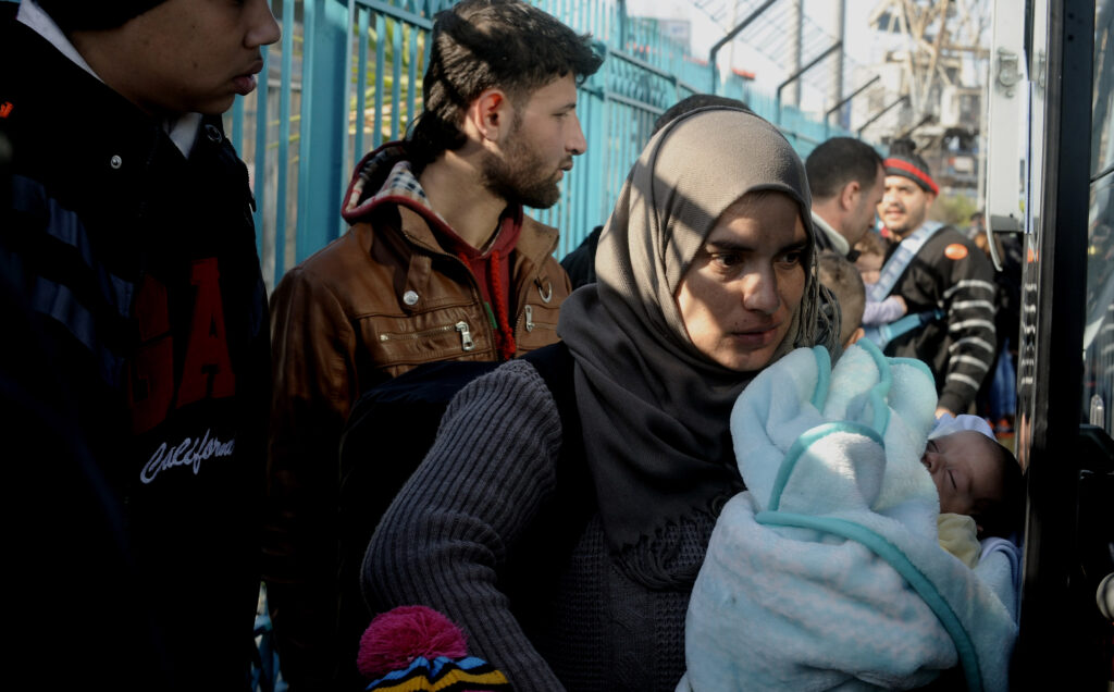 Αυξάνουν την πίεση οι εγκλωβισμένοι πρόσφυγες - Απέραντο hot spot η Εθνική οδός Αθηνών-Λαμίας (Photo/Video) - Media
