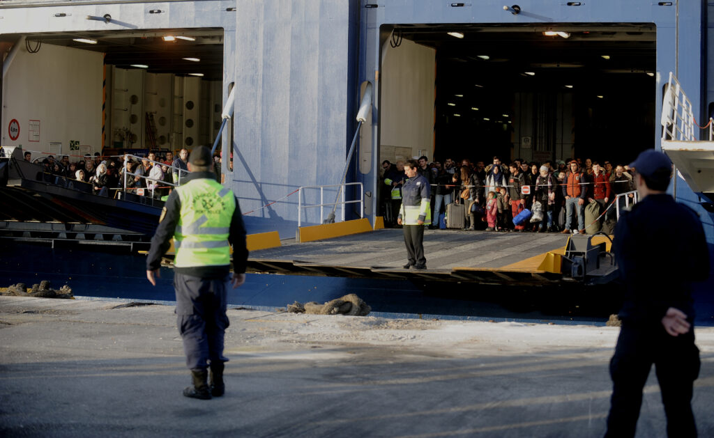 Δρίτσας: Προσωρινό σχέδιο επιβράδυνσης της ροής προσφύγων από τα νησιά - Σε «Κέντρα Υποδοχής» μετατρέπονται 3 πλοία - Media