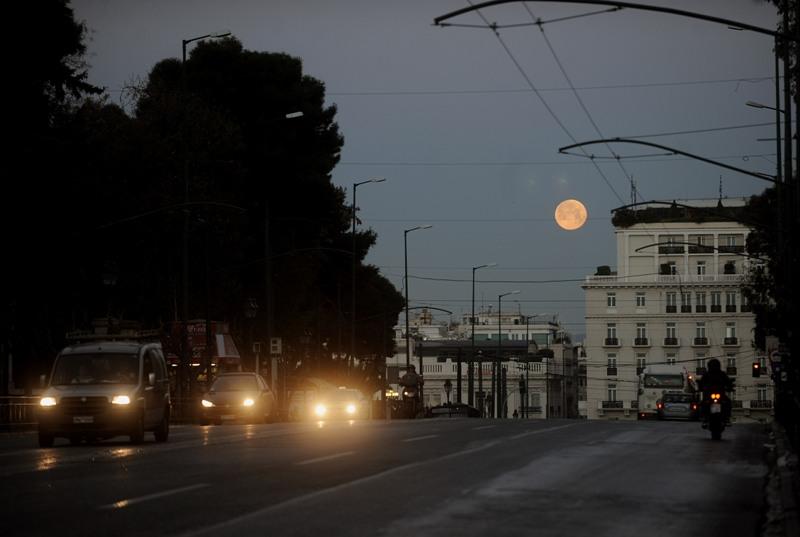Εντυπωσιακό ολόγιομο φεγγάρι ξημερώματα στη Βασιλίσσης Σοφίας (Photos) - Media