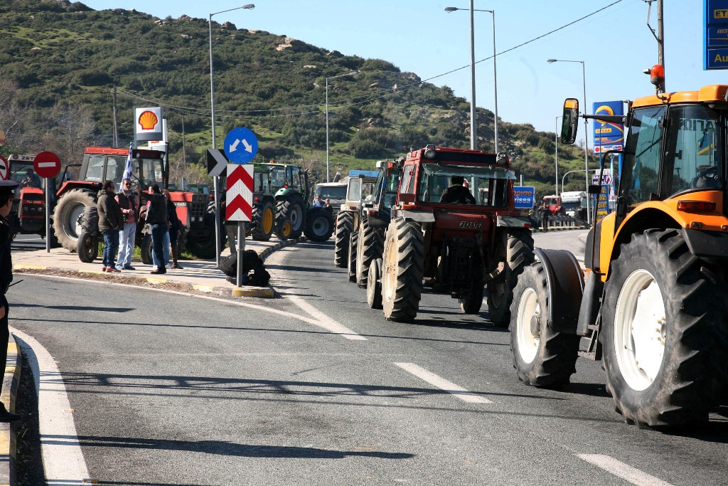 Αύριο αποχωρούν οι αγρότες από το μπλόκο στην Εξοχή - Αποχώρησαν τα τρακτέρ από τις Μικροθήβες και τη Νίκαια - Media