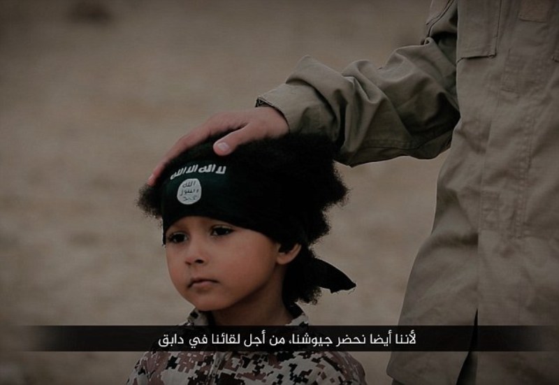 Νέο βίντεο φρίκης από το ISIS: Παιδί ανατινάζει αυτοκίνητο με τρεις ομήρους (ΣΚΛΗΡΟ ΒΙΝΤΕΟ) - Media