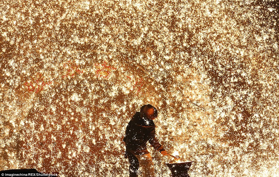 Εκθαμβωτικό, τολμηρό και επικίνδυνο: Παράσταση με πυροτεχνήματα από Κινέζους σιδηρουργούς με την ρήψη λιωμένου σιδήρου σε τοίχο (Photos + Video) - Media