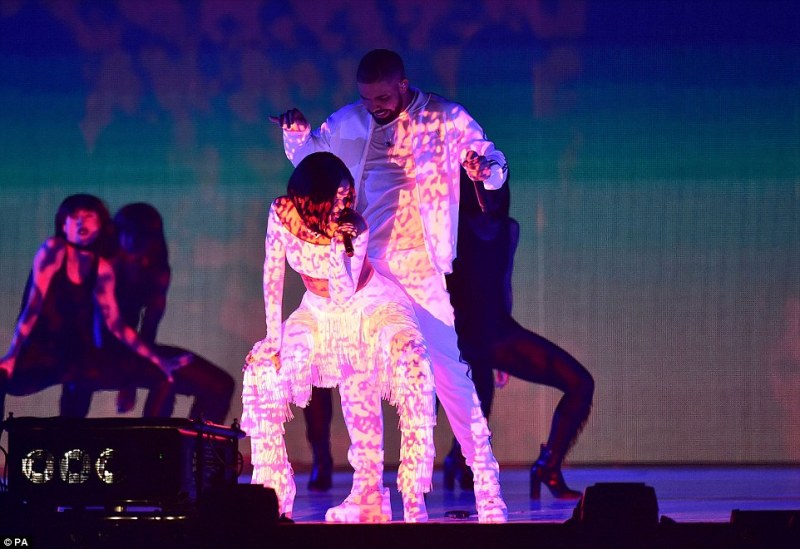 Ο σέξι χορός της Ριάνα έβαλε «φωτιά» στα Brit Awards (Photos + Video) - Media