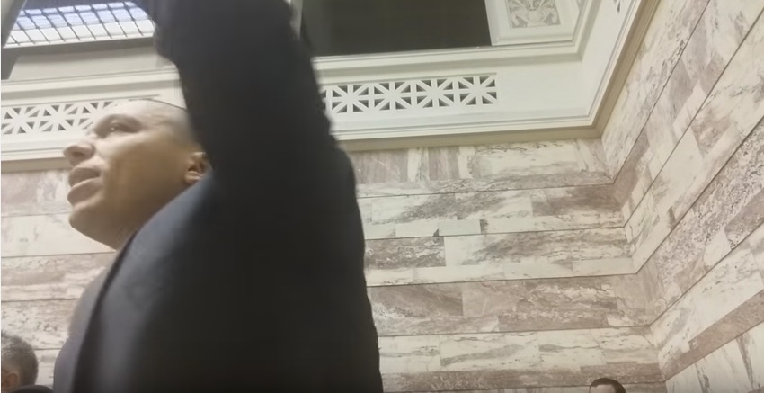 Το παραλήρημα και οι «τσαμπουκάδες» Κασιδιάρη στη Βουλή (Video) - Media