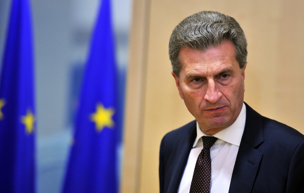 Έτινγκερ (επίτροπος Ενέργειας): Αν ήμουν παντρεμένος με την επικεφαλής του AfD θα ήθελα να αυτοπυροβοληθώ - Media