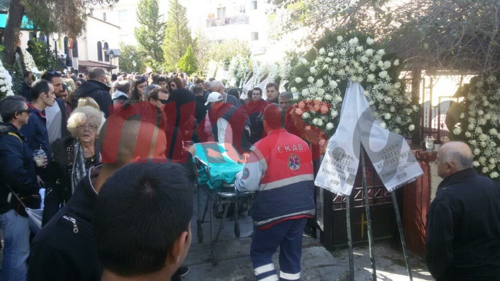 Λιποθυμίες στην εκκλησία που εκτίθεται η σορός του Π. Παντελίδη (photo) - Media