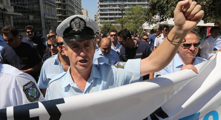 Κατάληψη ένστολων αστυνομικών στον ασφαλιστικό τους φορέα (Video) - Media