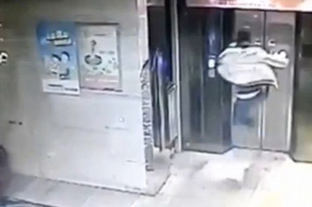 Βάνδαλος «καρατέκα» κλώτσησε την πόρτα του ασανσέρ και έπεσε στο φρεάτιο (Video) - Media