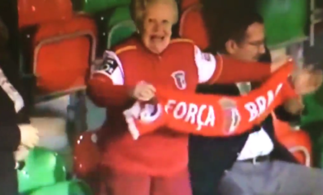 Απίστευτη γιαγιά «χούλιγκαν» κάνει «ντου» στο γήπεδο και χειρονομεί άσεμνα! (Video) - Media