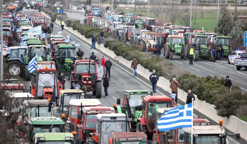 Ανυποχώρητοι οι αγρότες- Προχωρούν σε 12ωρους αποκλεισμούς δρόμων - Media