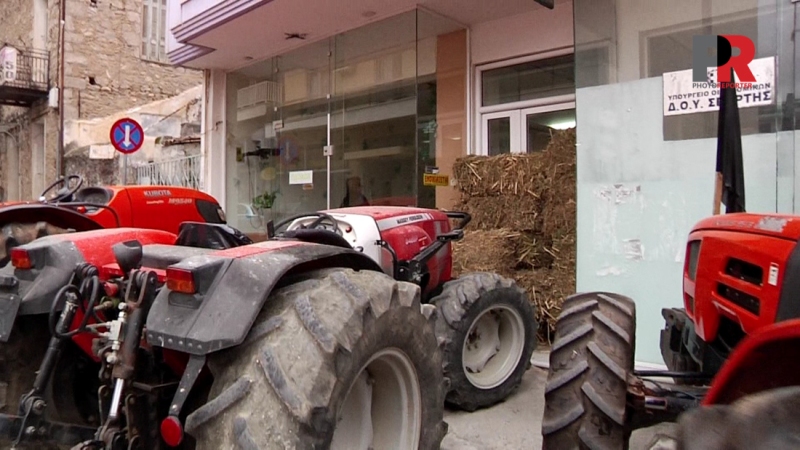 Αγρότες «έχτισαν» με σανό την Εφορία Σπάρτης (Video-Photos) - Media