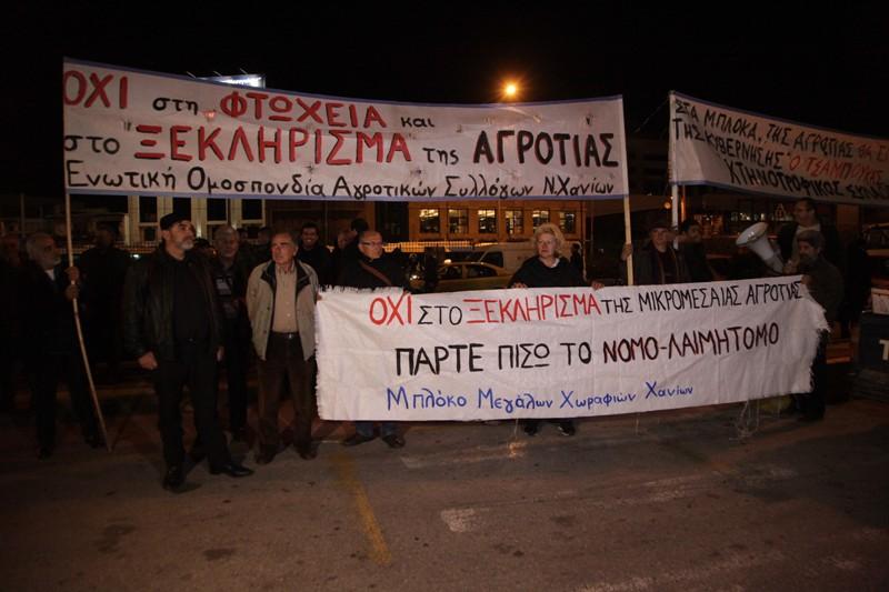 Αγρότες έκαναν «ντου» στα γραφεία του ΣΥΡΙΖΑ στην Κόρινθο (Photos-Video) - Media