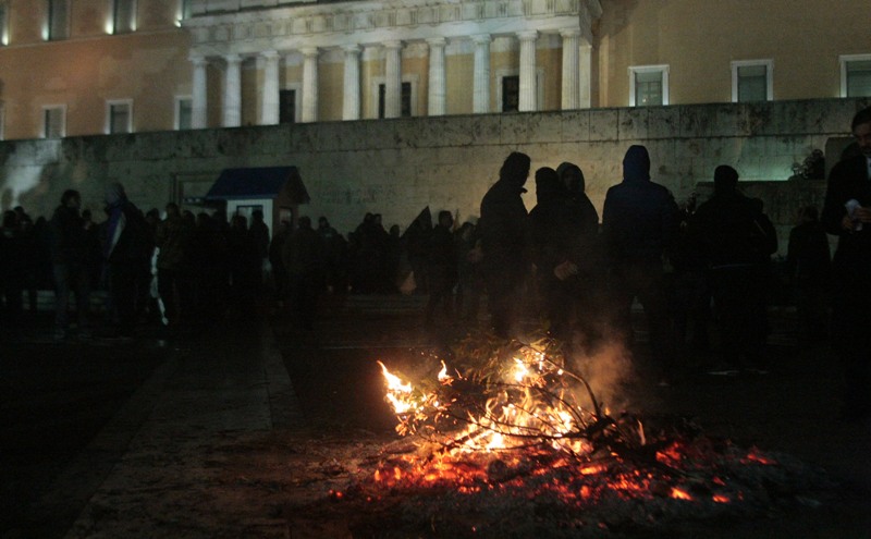 Επεισόδιο στη συγκέντρωση του Συντάγματος-Απωθήθηκαν αγρότες προσκείμενοι στη Χρυσή Αυγή (Videos) - Media