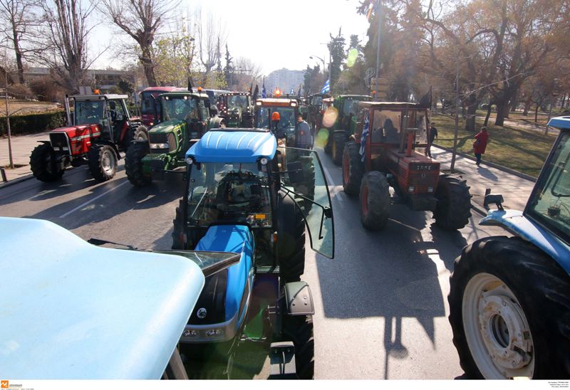 Με τα τρακτέρ στο κέντρο της Θεσσαλονίκης οι αγρότες - Κυκλοφοριακό «έμφραγμα» στην πόλη - Media