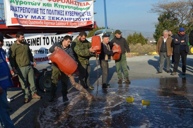 Επτά φορτηγά με δεκαεπτά τρακτέρ κατευθύνονται προς την Αθήνα (Photo) - Media