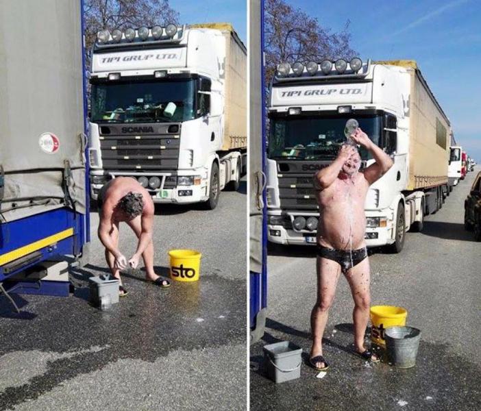 Εγκλωβισμένος οδηγός στα σύνορα λόγω μπλόκων έκανε μπάνιο... στο δρόμο - Media