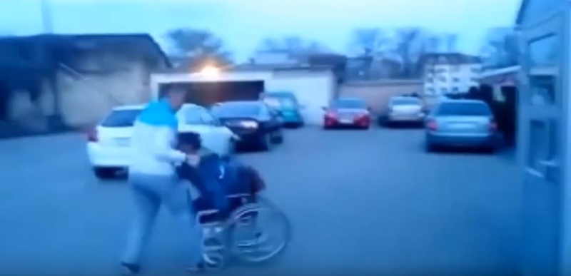 «Νταής» ρίχνει «ανάπηρο» από το καροτσάκι του και στέκεται πίσω για να δει ένα «θαύμα» (Video) - Media