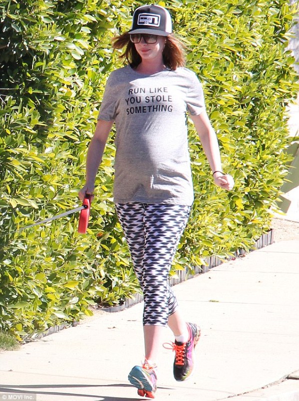 Η … πολύ έγκυος Αν Χάθαγουεϊ βγάζει βόλτα τα σκυλιά της (Photos) - Media