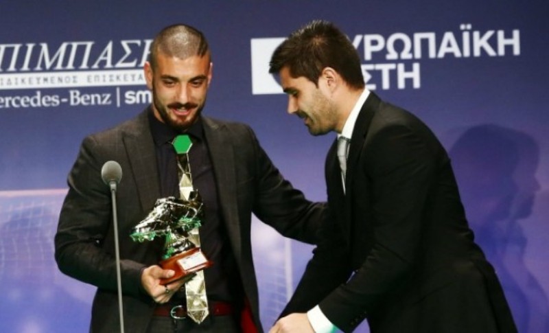 Έλληνας ποδοσφαιριστής παρέλαβε βραβείο φορώντας γραβάτα με… καθρεφτάκια (Video) - Media