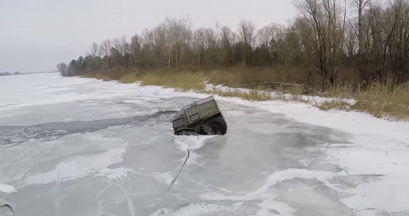 Το αυτοκίνητο που πάει παντού: Σε στεριά, νερό, ακόμη και σε πάγο… Πάει ακόμη και όταν σπάει ο πάγος  (Video) - Media