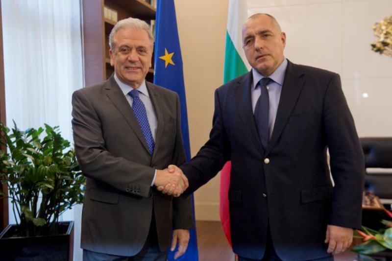 Αβραμόπουλος: Η Ε.Ε. στηρίζει Ελλάδα και Ιταλία στο προσφυγικό - Media