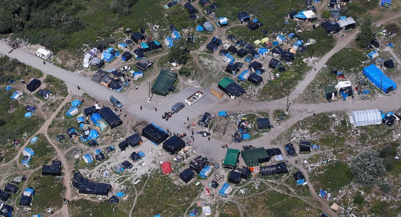 Στο μισό θα μειωθούν οι πρόσφυγες του καταυλισμού στο Καλαί - Media