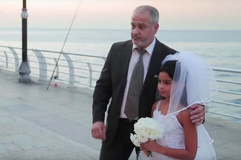 Περαστικοί εξαγριώνονται με μεσήλικα που «παντρεύεται» 12χρονη! (Video) - Media
