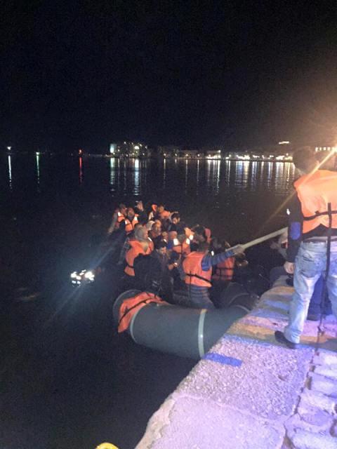 Φουσκωτό με πρόσφυγες… έδεσε στο λιμάνι της Χίου (Photos) - Media