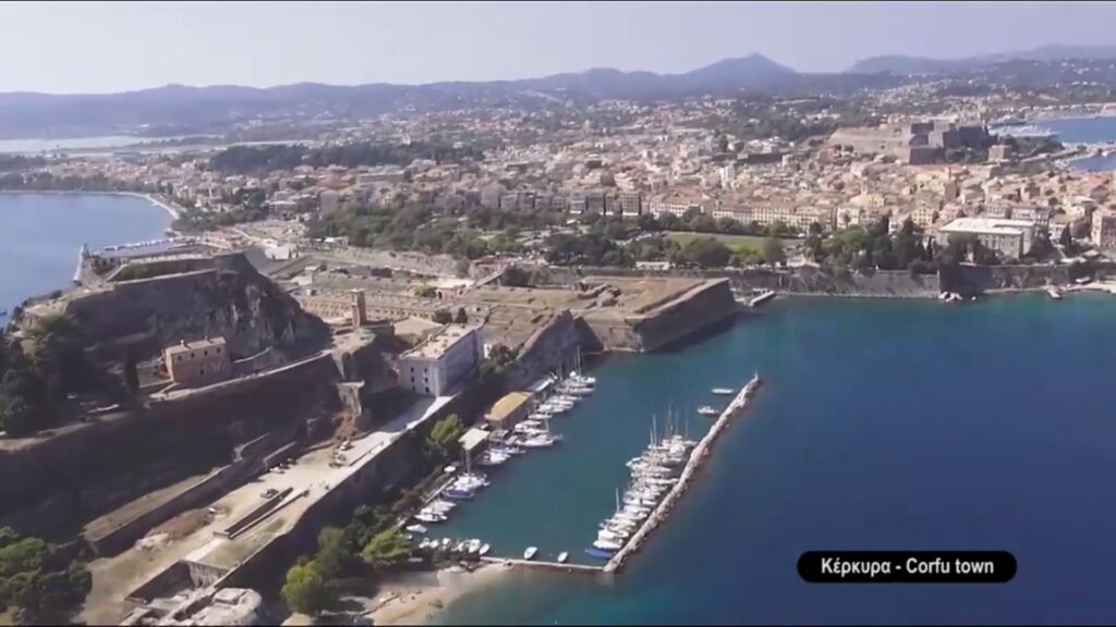 Ο γύρος της Κέρκυρας με ελικόπτερο: Οι όμορφες ακρογιαλιές, οι απόκρημνες ακτές, η γραφική πόλη (Video) - Media