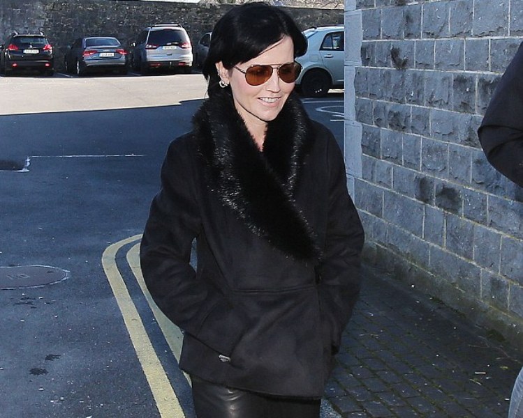 Η τραγουδίστρια των Cranberries κουτούλησε και έφτυσε αστυνομικό (Photos) - Media