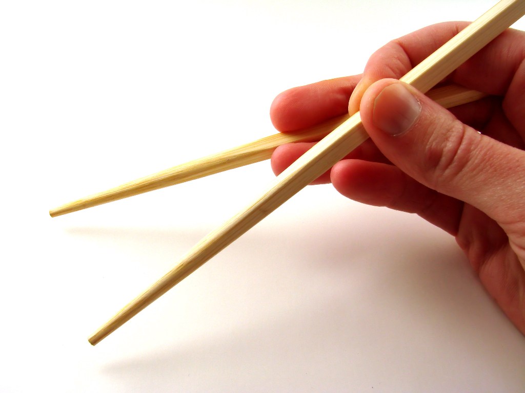 Για τους λάτρεις της ασιατικής κουζίνας: Δείτε τον σωστό τρόπο χρήσης των chopsticks (Photos) - Media