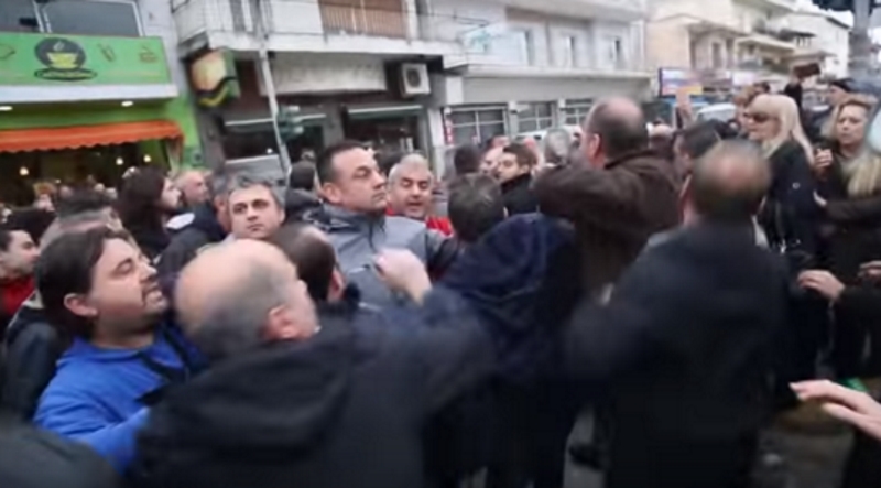 Επίθεση στον Δήμαρχο Διαβατών από διαδηλωτές για το Hot Spot στην περιοχή (Video)  - Media