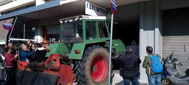 Πάτρα: Εισβολή αγρότη με το τρακτέρ σε ΔΟΥ (Video & Photos)  - Media