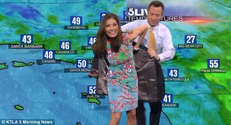 Το διάφανο κορίτσι του καιρού και ο παρουσιαστής που προσπαθεί να σώσει την κατάσταση με το σακάκι του (Video) - Media