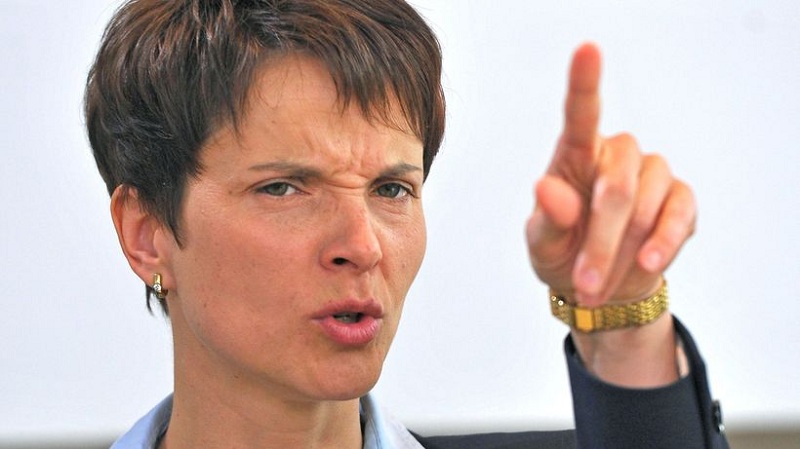 Απανωτά χαστούκια από τους ίδιους τους Γερμανούς προς την προκλητική ρατσίστρια που είπε να «πυροβολούνται οι πρόσφυγες»  - Media