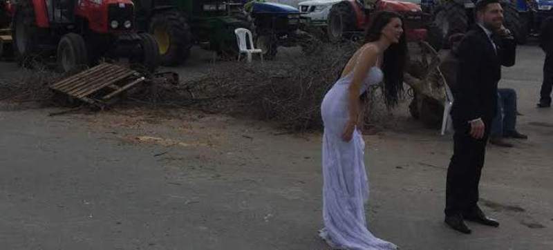 Γαμπρός και νύφη πήγαν σε… αγροτικό μπλόκο αντί για δεξίωση (Photos) - Media