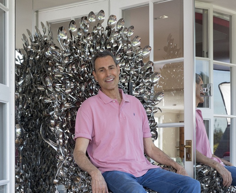 Στα άδυτα της βίλας του μάγου Γιούρι Γκέλερ – Σας θυμίζει κάτι ο θρόνος που κάθεται; (Photos) - Media