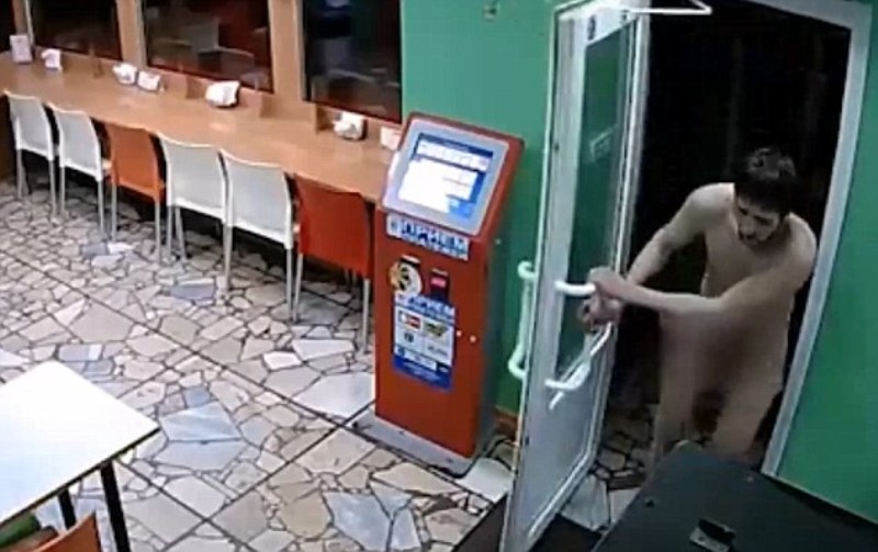 Γυμνός άνδρας εισέβαλε ουρλιάζοντας σε καφετέρια και εκλιπαρούσε τη σερβιτόρα να τον σκοτώσει (Video)  - Media