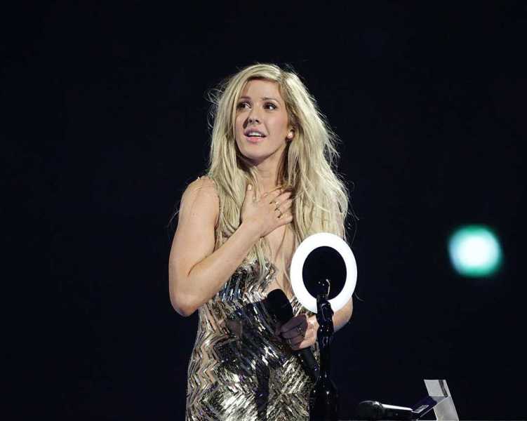 Αντί να προκαλέσει ενδιαφέρον με τη φωνή της, τράβηξε βλέμματα με τα φουσκωμένα χείλη (Photos) - Media